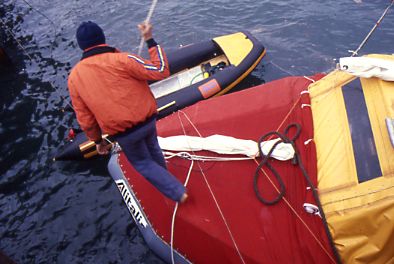 prua del gommone con il tender di salvataggio